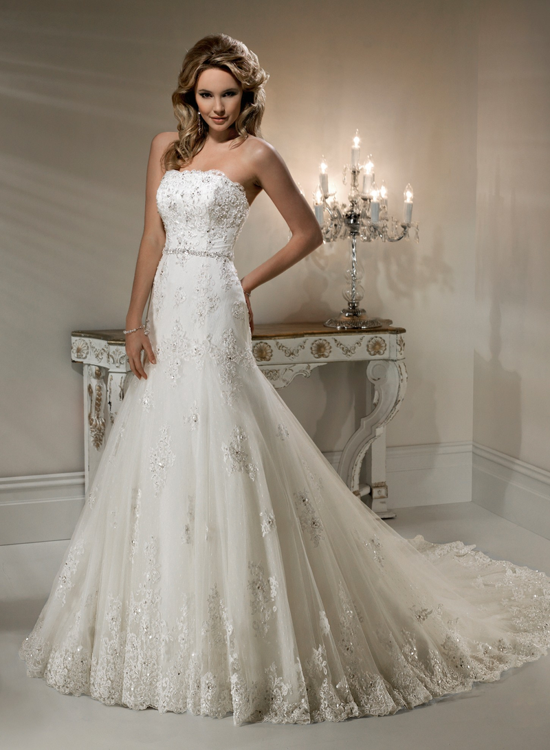 Illustration for article titled Check Out the Trendy Wedding Gowns to Pick for 2015-16